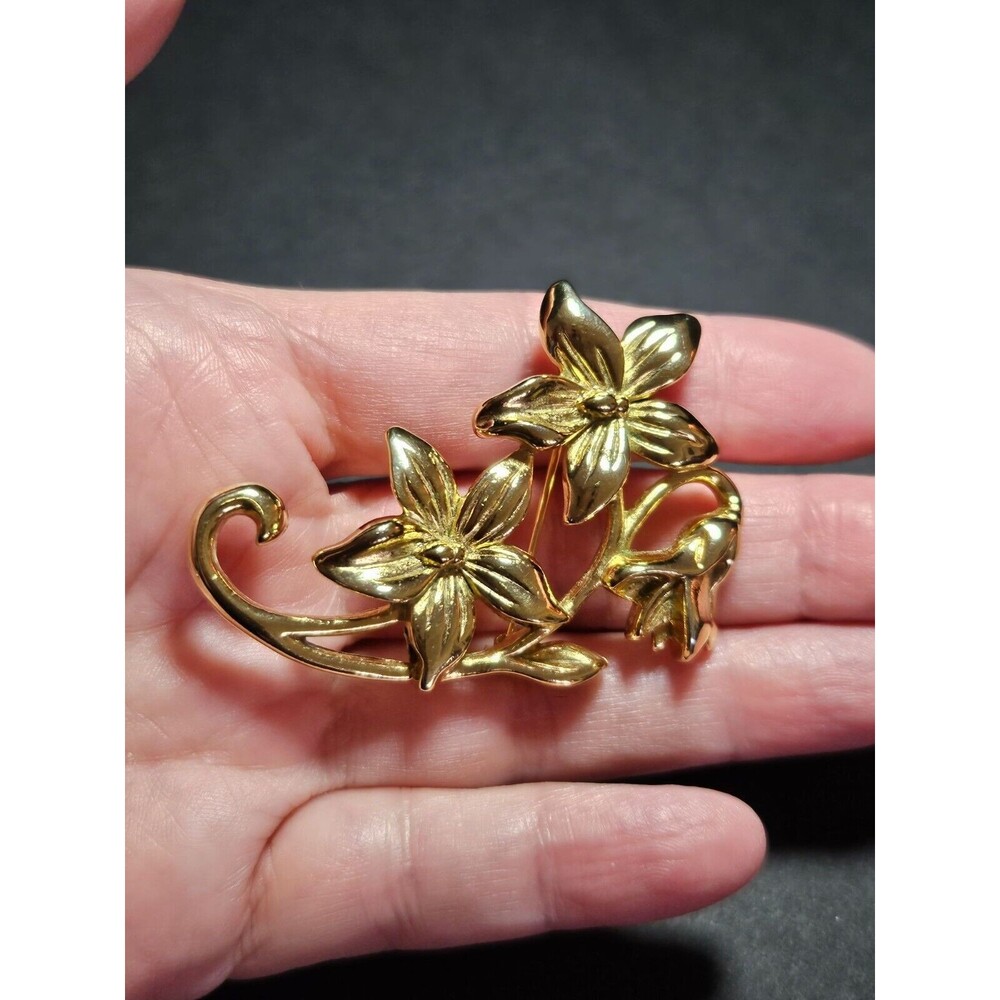 Vintage gold tone floral brooch
